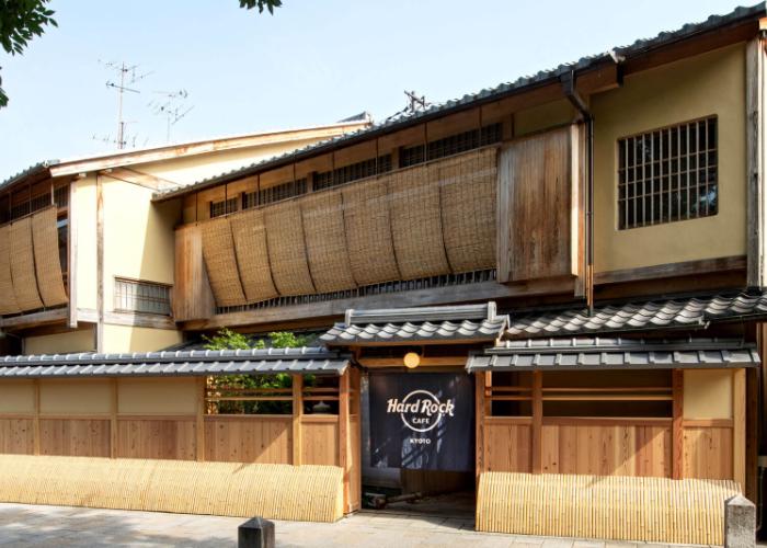 Exterior del Hard Rock Café en Kioto, diseño japonés tradicional de madera