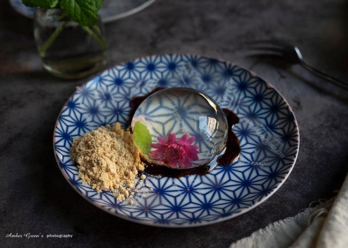  "Gâteau aux gouttes de pluie", Mizu Shingen Mochi sur une assiette japonaise 